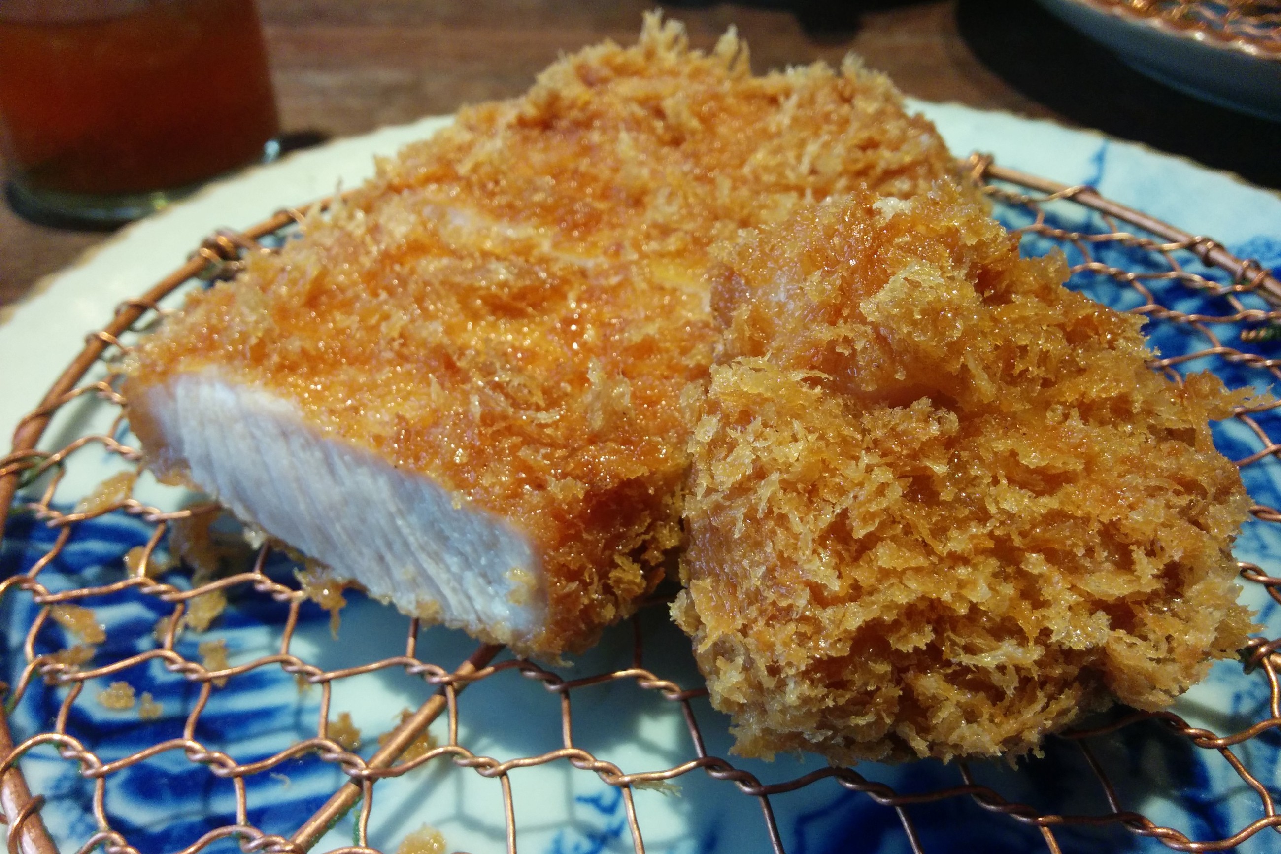 ทงคัตสึของบูตางุมิ นิชิอาซาบุ ร้านที่ให้ลูกค้าเลือกสายพันธุ์หมูจากรายการยาวเป็นหน้าเหมือนรายการไวน์