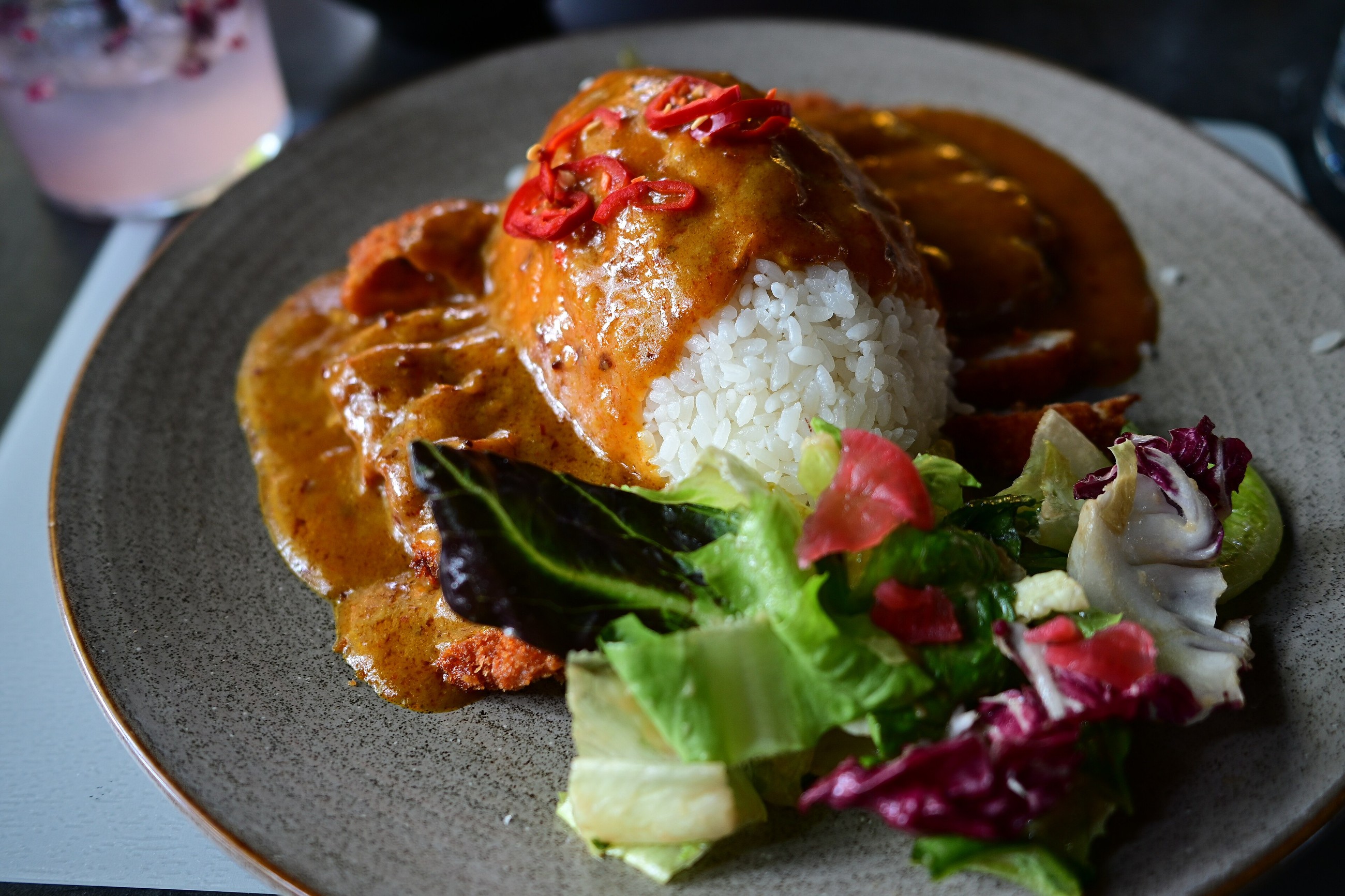 คัตสึแกงกะหรี่ไก่ที่ร้าน Wagamama สาขา Royal Festival Hall ลอนดอน ในอังกฤษคำว่า katsu หมายถึงจานแบบนี้มากกว่าทงคัตสึหมูแบบญี่ปุ่น