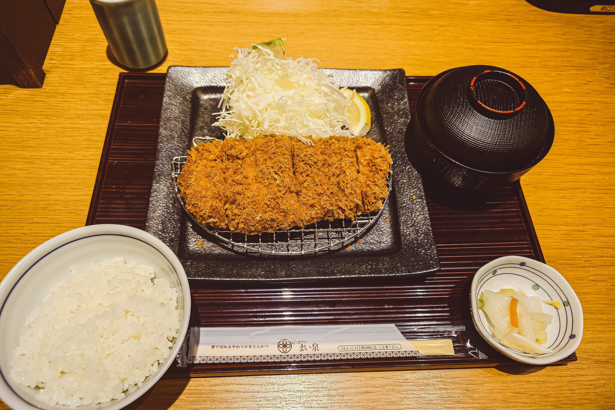 เซตโรสุคัตสึพิเศษของไมเซ็น สาขาไดมารุโตเกียว ร้านที่ทำให้ทงคัตสึระดับสูงเข้าถึงคนทั่วไปผ่านห้างและซันโด
