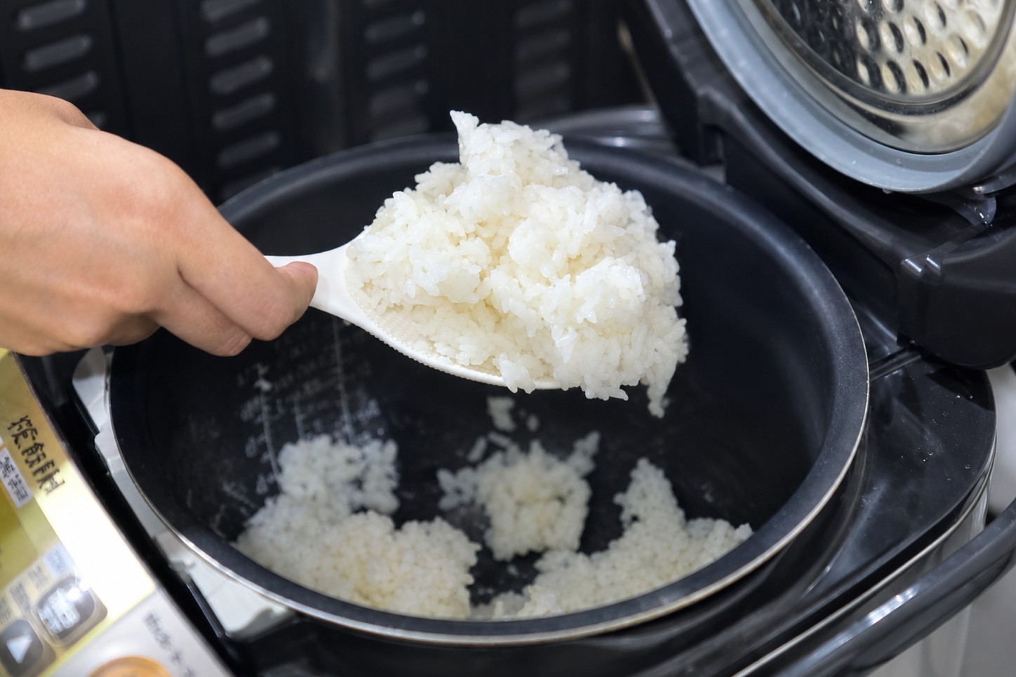 ข้าวสุกพักไอ 10 นาทีแล้วคนเบาๆ จนขึ้นเงา