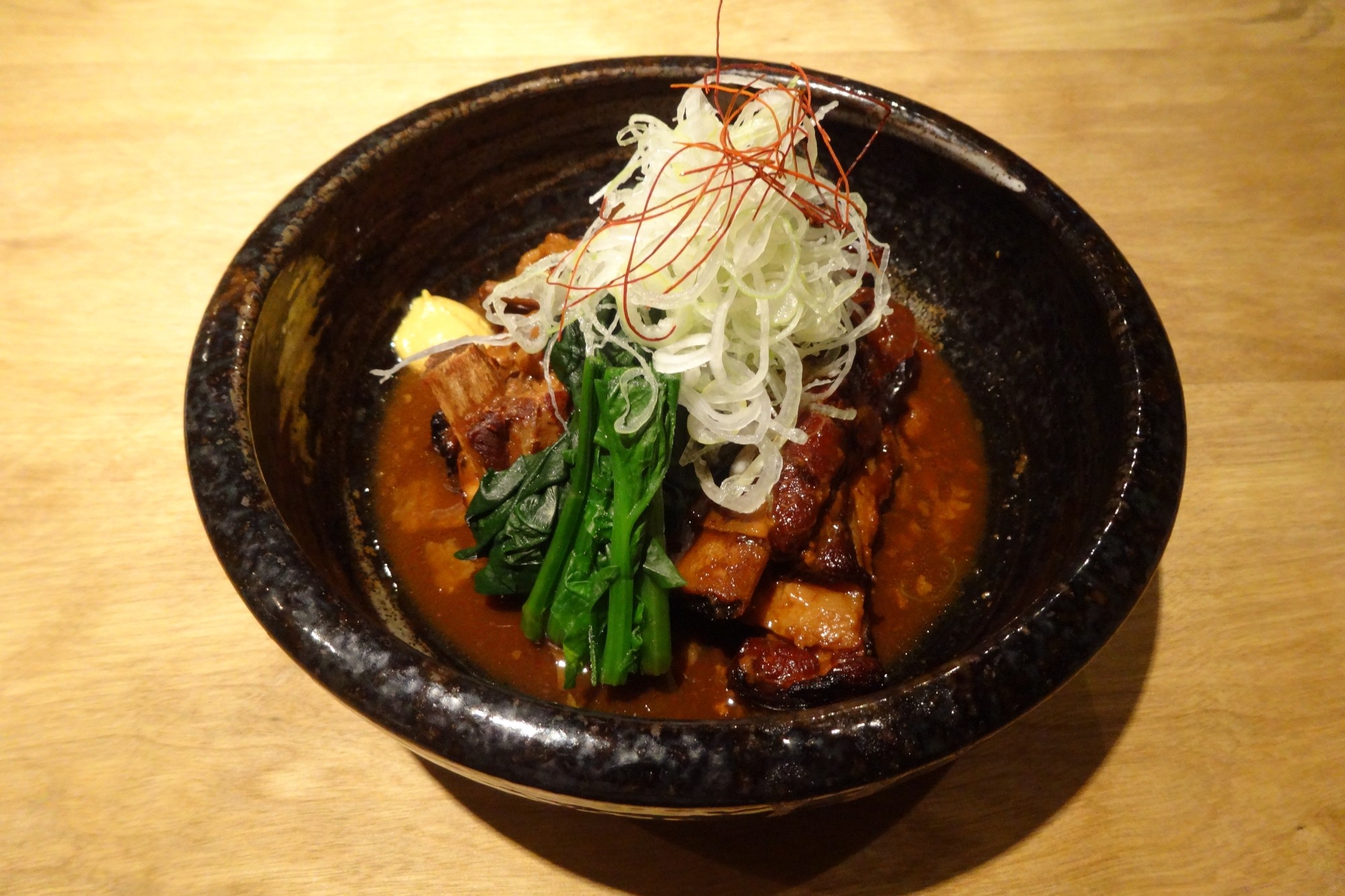 หมูคุโรบุตะเคี่ยวแบบทงโคตสึ ถ่ายที่เมืองคาโงชิมะ ถิ่นกำเนิดของสายพันธุ์นี้