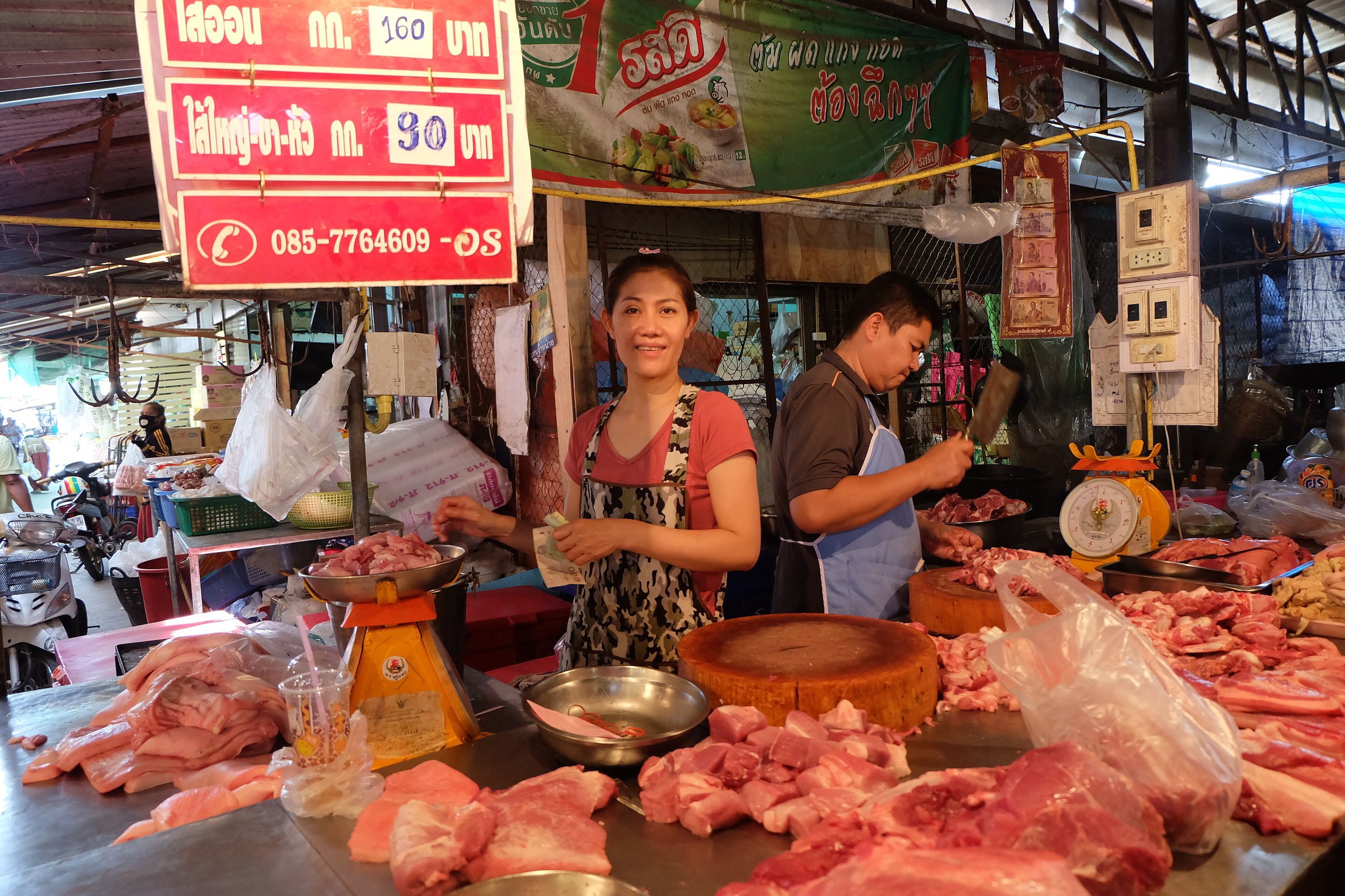 แผงหมูในตลาดสตึก บุรีรัมย์ ชำแหละขายตามน้ำหนัก ไม่มีใครถามถึงสายพันธุ์หรือฟาร์ม